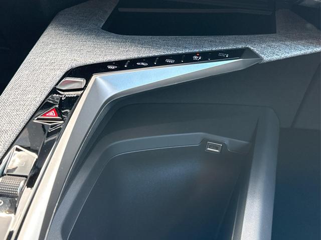 Peugeot / 5008 / Blau / / / e-DSC6+7 SITZE+KAMERA+LED+19 ALU+KLIMA+AGR, Beispielbilder, ggf. teilweise mit Sonderausstattung