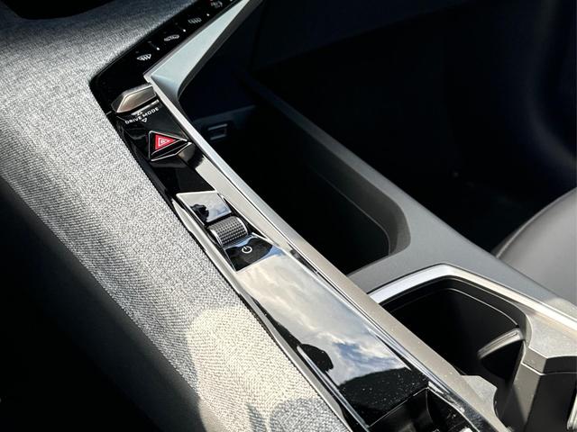 Peugeot / 5008 / Blau / / / e-DSC6+7 SITZE+KAMERA+LED+19 ALU+KLIMA+AGR, Beispielbilder, ggf. teilweise mit Sonderausstattung