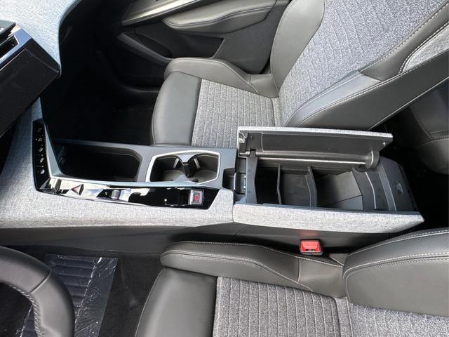Peugeot / 5008 / Blau / / / e-DSC6+7 SITZE+KAMERA+LED+19 ALU+KLIMA+AGR, Beispielbilder, ggf. teilweise mit Sonderausstattung