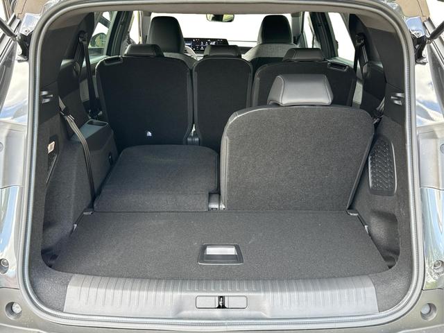Peugeot / 5008 / Grau / / / e-DSC6+7 SITZE+NAVI+KAMERA+LED+19 ALU+KLIMA+PANORAMADISPLAY