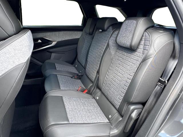 Peugeot / 5008 / Grau / / / e-DSC6+7 SITZE+NAVI+KAMERA+LED+19 ALU+KLIMA+PANORAMADISPLAY