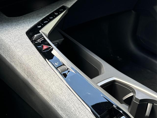 Peugeot / 5008 / Grau / / / e-DSC6+7 SITZE+NAVI+KAMERA+LED+19 ALU+KLIMA+PANORAMADISPLAY