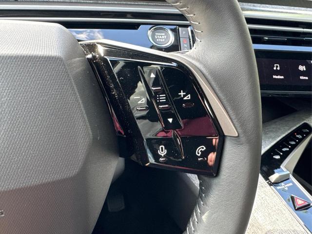 Peugeot / 5008 / Grau / / / e-DSC6+7 SITZE+NAVI+KAMERA+LED+19 ALU+KLIMA+PANORAMADISPLAY