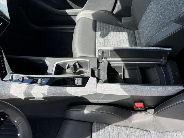 Peugeot / 5008 / Grau / / / e-DSC6+7 SITZE+NAVI+KAMERA+LED+19 ALU+KLIMA+PANORAMADISPLAY