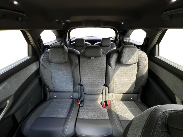 Peugeot / 5008 / Grau / / / e-DSC6+7 SITZE+NAVI+KAMERA+LED+19 ALU+KLIMA+PANORAMADISPLAY