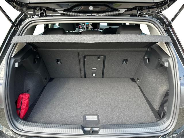 Volkswagen / Golf / Schwarz / / / KAMERA+ACC+LED+SHZ+KLIMA+KESSY