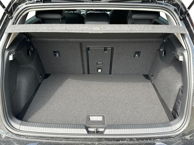 Volkswagen / Golf / Schwarz / / / KAMERA+18 ALU+ACC+LED+SHZ+KLIMA+KESSY+ARTVELOURS
