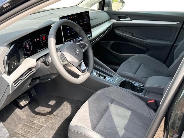 Volkswagen / Golf / Schwarz / / / KAMERA+18 ALU+ACC+LED+SHZ+KLIMA+KESSY+ARTVELOURS