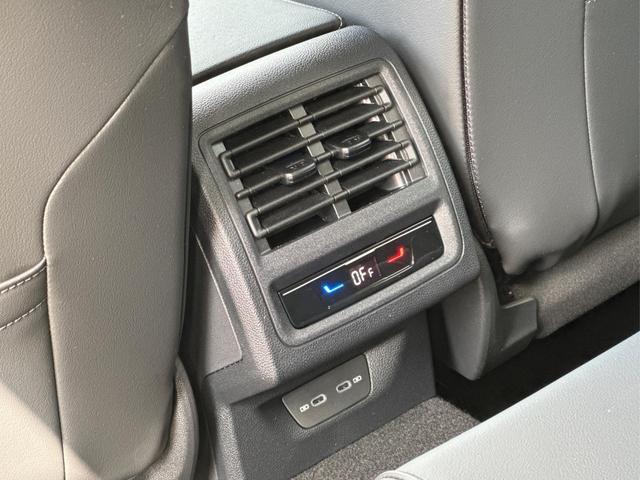 Volkswagen / Golf / Schwarz / / / KAMERA+18 ALU+ACC+LED+SHZ+KLIMA+KESSY+ARTVELOURS