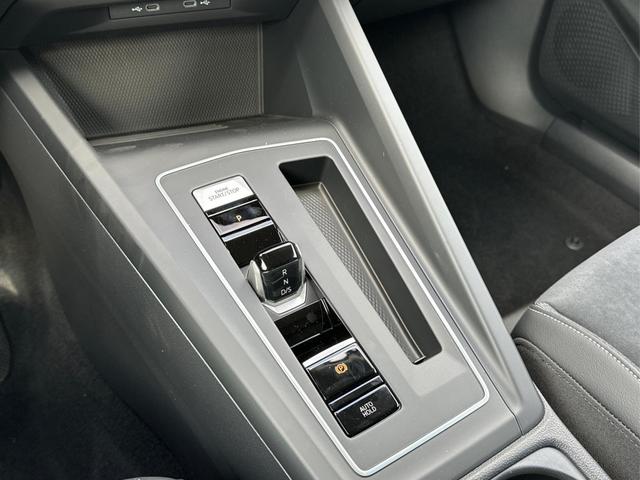 Volkswagen / Golf / Schwarz / / / KAMERA+18 ALU+ACC+LED+SHZ+KLIMA+KESSY+ARTVELOURS