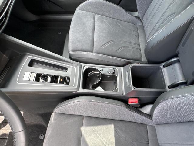 Volkswagen / Golf / Schwarz / / / KAMERA+18 ALU+ACC+LED+SHZ+KLIMA+KESSY+ARTVELOURS