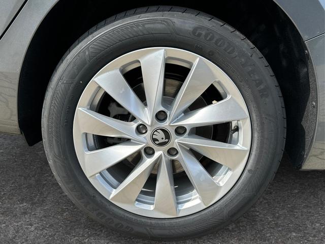 Skoda / Superb Combi / / / / DSG+4WD+NAVI+EL. HECKKL.+SHZ V+H