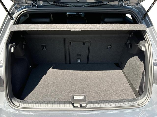Volkswagen / Golf / Grau / / / PANO+KAMERA+ACC+LED-PLUS+18 ALU+SHZ+KESSY