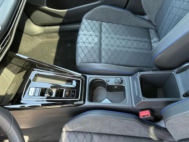 Volkswagen / Golf / Grau / / / PANO+KAMERA+ACC+LED-PLUS+18 ALU+SHZ+KESSY