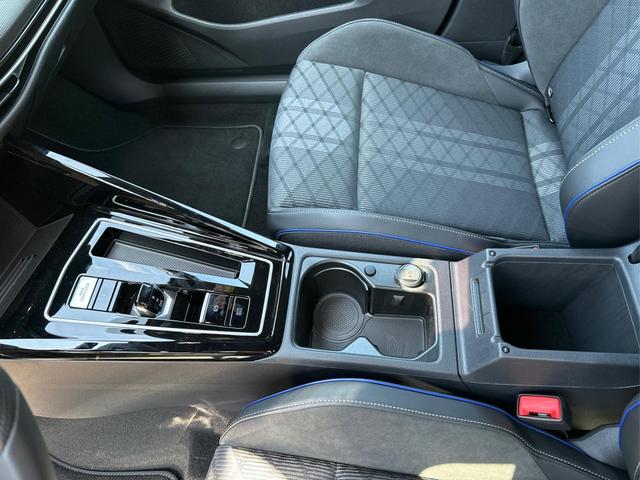 Volkswagen / Golf / Grau / / / KAMERA+ACC+LED-PLUS+18 ALU+SHZ+KESSY