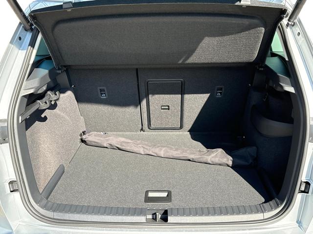 Skoda / Karoq / Silber / / / SHZ+ACC+KESSY+VICO+SMARTLINK+18'' ALU