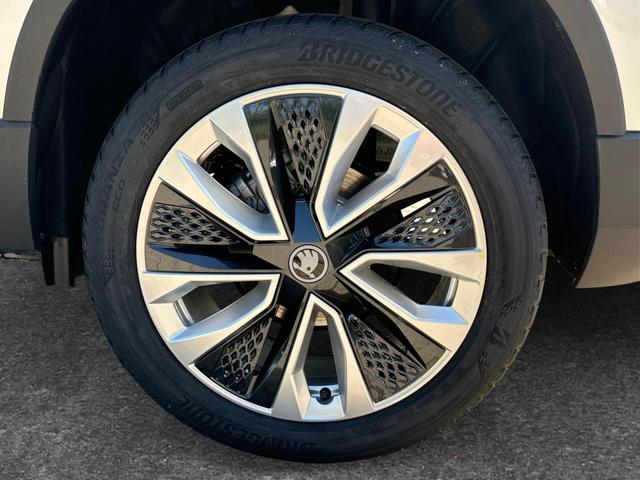 Skoda / Karoq / Silber / / / SHZ+ACC+KESSY+VICO+SMARTLINK+18'' ALU