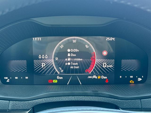 Skoda / Karoq / Silber / / / SHZ+ACC+KESSY+VICO+SMARTLINK+18'' ALU