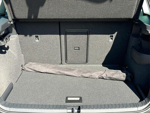Skoda / Karoq / Schwarz / / / SHZ+ACC+KESSY+VICO+SMARTLINK+18'' ALU