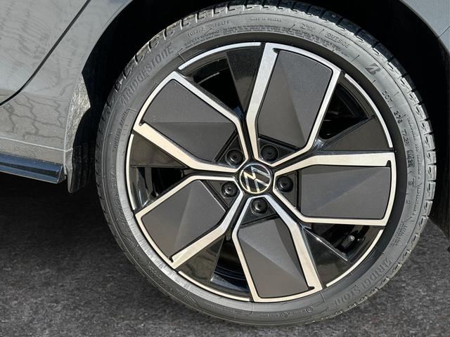 Volkswagen / Golf / Grau / / / PANO+KAMERA+ACC+LED-PLUS+18 ALU+SHZ+KESSY