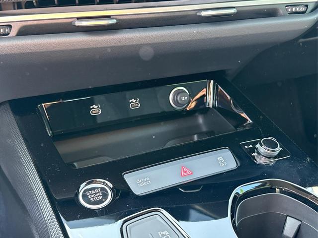 Audi / A5 Avant / / / / AHK+KAMERA+EL. HECKKL.+NAVI+SHZ+17 LM