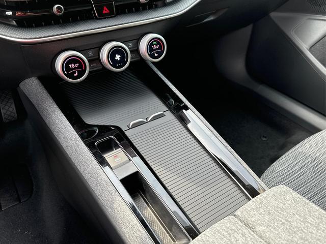Skoda / Superb Combi / / / / DSG+4WD+AHK+NAVI+EL. HECKKL.+SHZ V+H