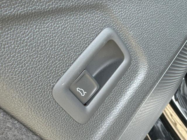 Skoda / Superb Combi / / / / DSG+4WD+AHK+NAVI+EL. HECKKL.+SHZ V+H