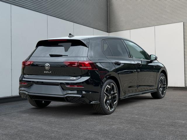 Volkswagen / Golf / Schwarz / / / 360° KAMERA+LED-PLUS+SHZ+ACC+18 ALU