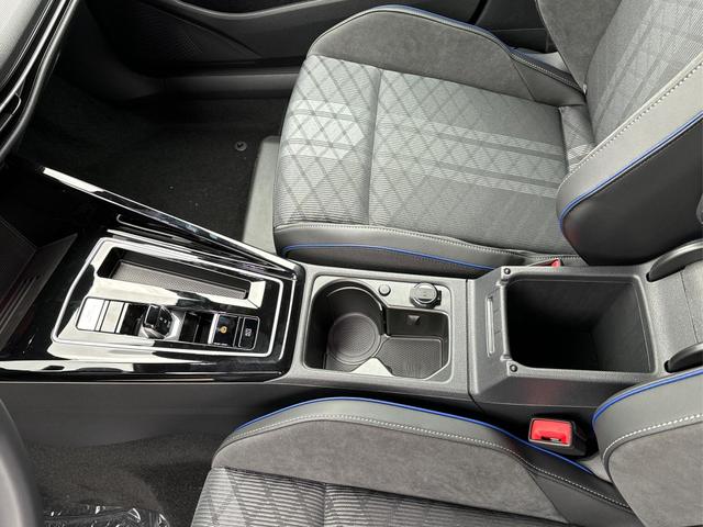 Volkswagen / Golf / Schwarz / / / 360° KAMERA+LED-PLUS+SHZ+ACC+18 ALU
