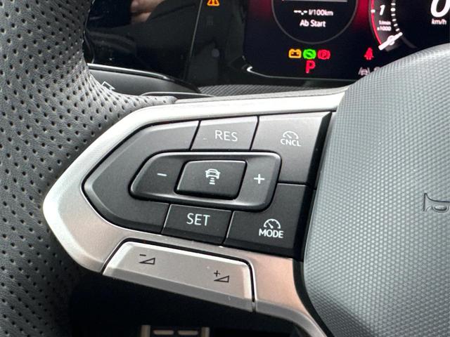 Volkswagen / Golf / Schwarz / / / 360° KAMERA+LED-PLUS+SHZ+ACC+18 ALU