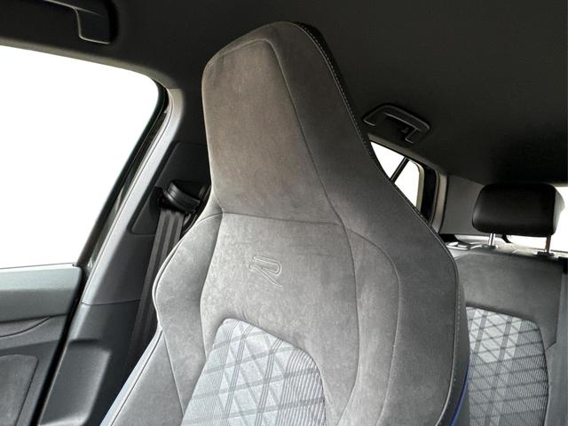 Volkswagen / Golf / Schwarz / / / 360° KAMERA+LED-PLUS+SHZ+ACC+18 ALU