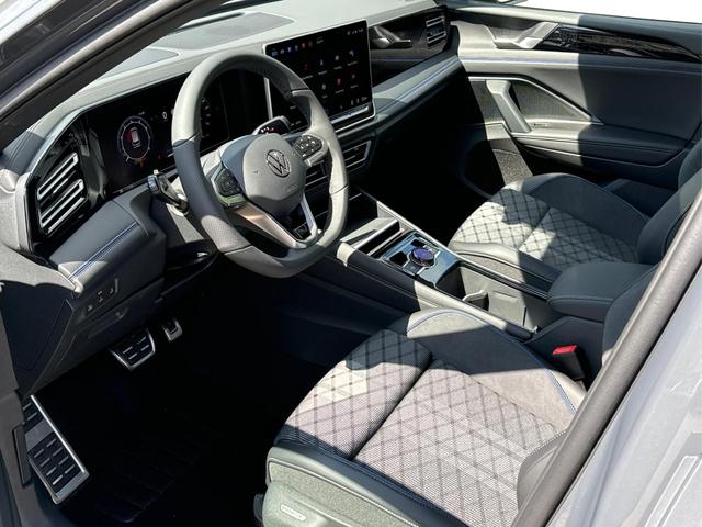 Volkswagen / Tiguan / Grau / / / DSG+AHK+HUD+NAVI+MATRIX+EL. HECK.+20 ALU