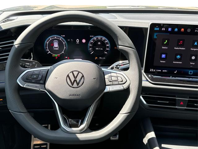 Volkswagen / Tiguan / Grau / / / DSG+AHK+HUD+NAVI+MATRIX+EL. HECK.+20 ALU