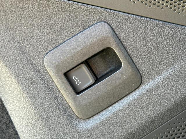 Volkswagen / Tiguan / Grau / / / DSG+AHK+HUD+NAVI+MATRIX+EL. HECK.+20 ALU