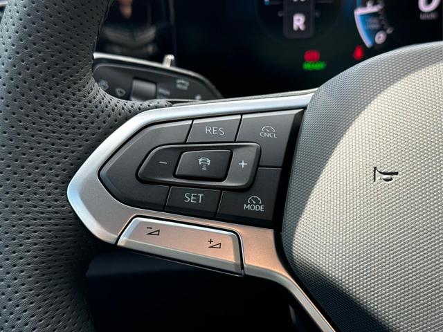 Volkswagen / Tiguan / Grau / / / DSG+AHK+HUD+NAVI+MATRIX+EL. HECK.+20 ALU