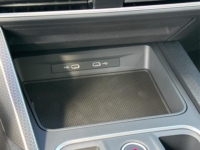 Seat / Leon Sportstourer / Grau / / / 1,5 eTSI DSG+ACC+LED+SHZ+CAM+Licht u. Sicht