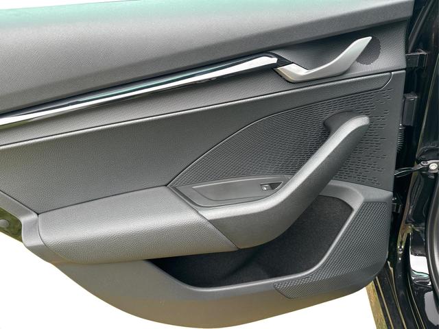 Skoda / Octavia Combi / Schwarz / / / NAVI+KAMERA+LED+EL. HECKKL.+SHZ, Beispielbilder, ggf. teilweise mit Sonderausstattung