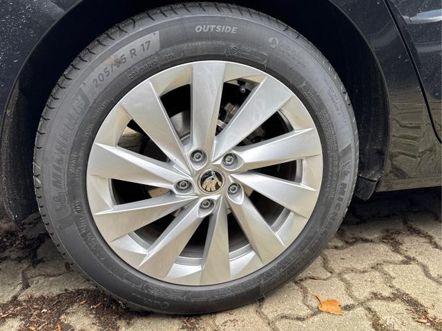 Skoda / Octavia Combi / Schwarz / / / NAVI+MATRIX+KAMERA+ACC+EL. HECKKL+LED+SHZ, Beispielbilder, ggf. teilweise mit Sonderausstattung