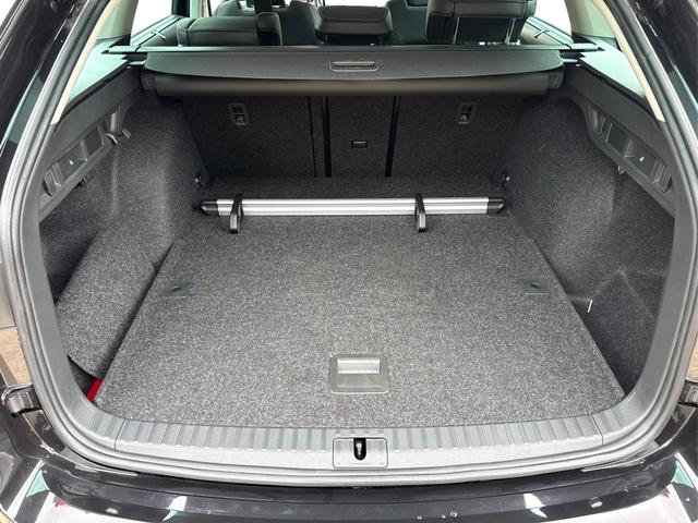 Skoda / Octavia Combi / Schwarz / / / NAVI+MATRIX+KAMERA+ACC+EL. HECKKL+LED+SHZ