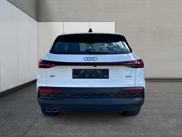 Audi / Q5 / Weiß / / / QUATTRO AHK+NAVI+LED+SHZ+PDC