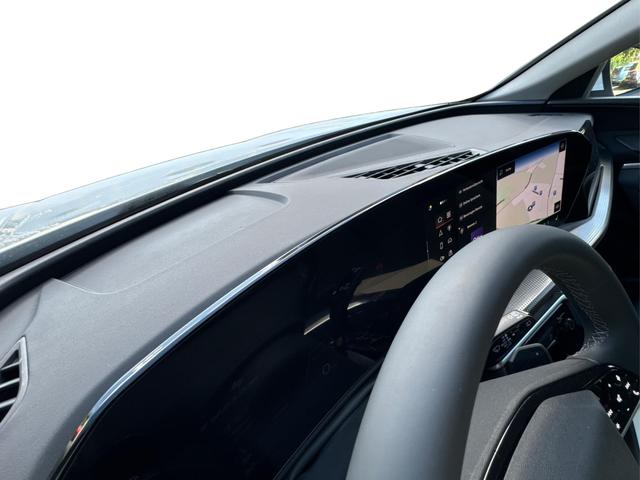 Audi / Q5 / Weiß / / / QUATTRO AHK+NAVI+LED+SHZ+PDC