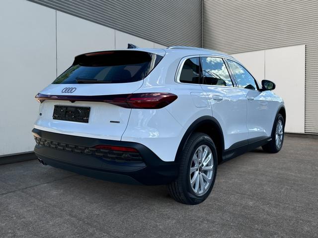 Audi / Q5 / Weiß / / / QUATTRO AHK+NAVI+LED+SHZ+PDC