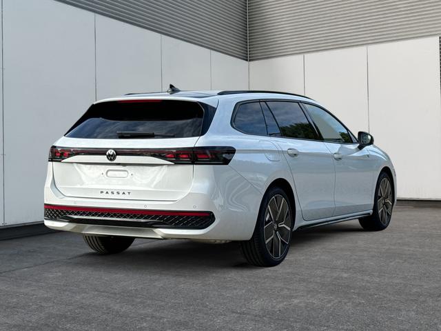 Volkswagen / Passat Variant / Weiß / / / 4WD+SIGNATURE+LEDER+PANO+AHK+DCC+MATRIX
