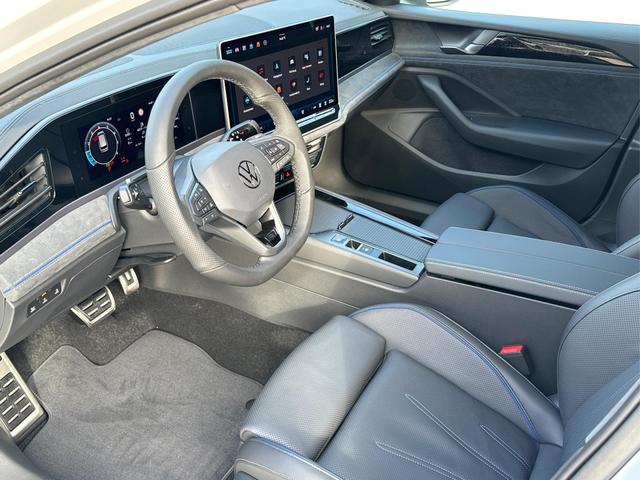 Volkswagen / Passat Variant / Weiß / / / 4WD+SIGNATURE+LEDER+PANO+AHK+DCC+MATRIX
