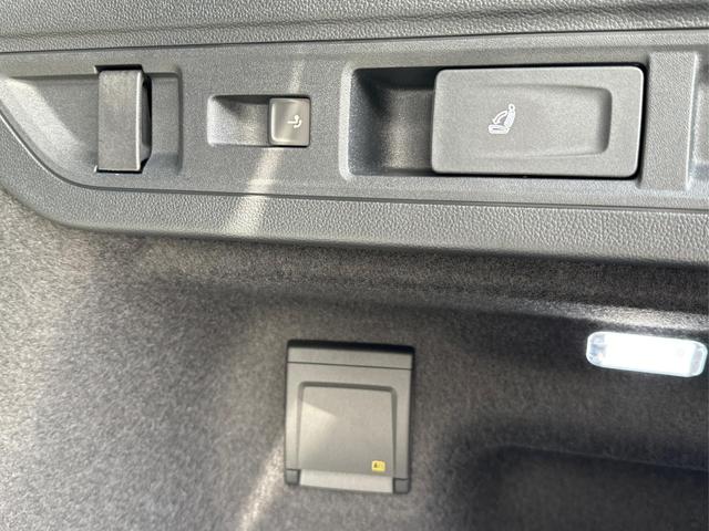 Volkswagen / Passat Variant / Weiß / / / 4WD+SIGNATURE+LEDER+PANO+AHK+DCC+MATRIX