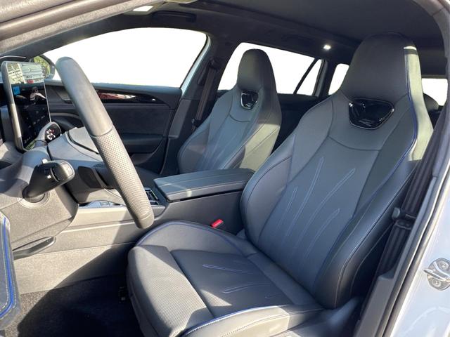 Volkswagen / Passat Variant / Weiß / / / 4WD+SIGNATURE+LEDER+PANO+AHK+DCC+MATRIX
