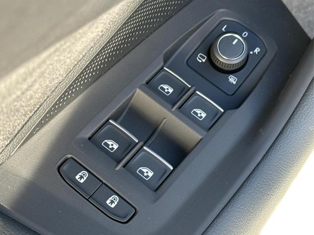 Volkswagen / Passat Variant / Weiß / / / 4WD+SIGNATURE+LEDER+PANO+AHK+DCC+MATRIX