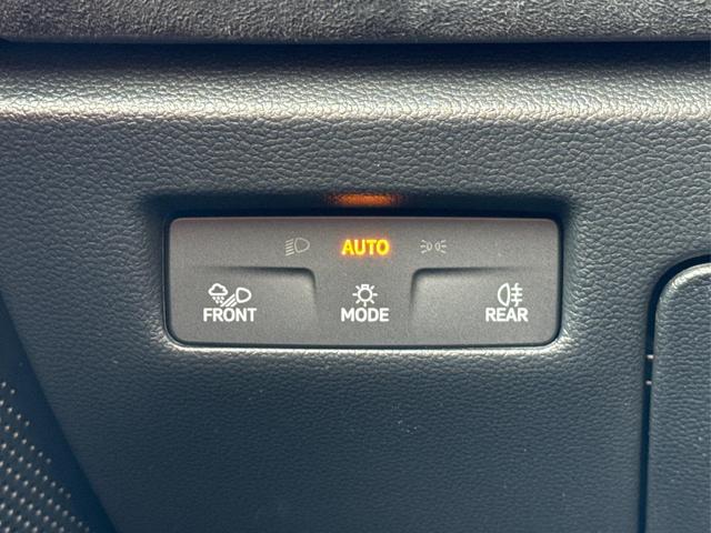 Volkswagen / Passat Variant / Weiß / / / 4WD+SIGNATURE+LEDER+PANO+AHK+DCC+MATRIX