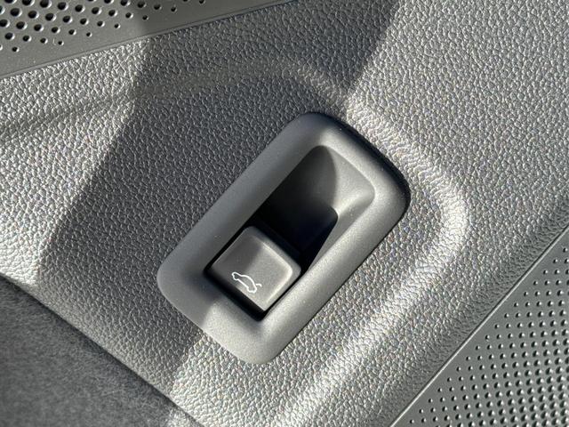 Volkswagen / Passat Variant / Weiß / / / 4WD+SIGNATURE+LEDER+PANO+AHK+DCC+MATRIX