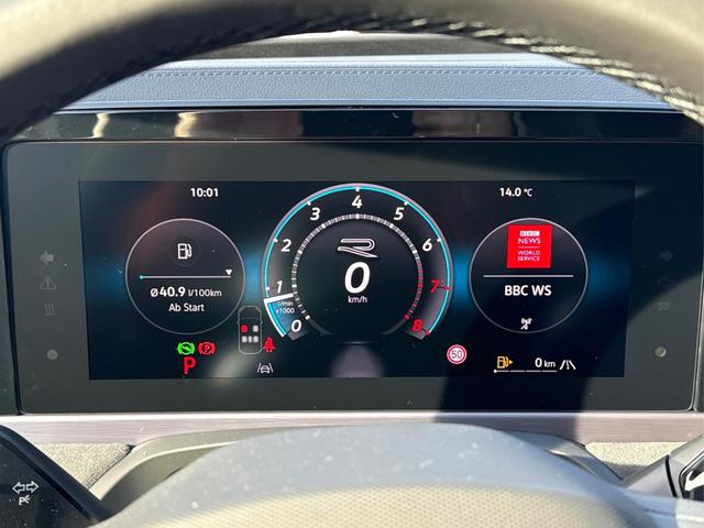 Volkswagen / Passat Variant / Weiß / / / 4WD+SIGNATURE+LEDER+PANO+AHK+DCC+MATRIX